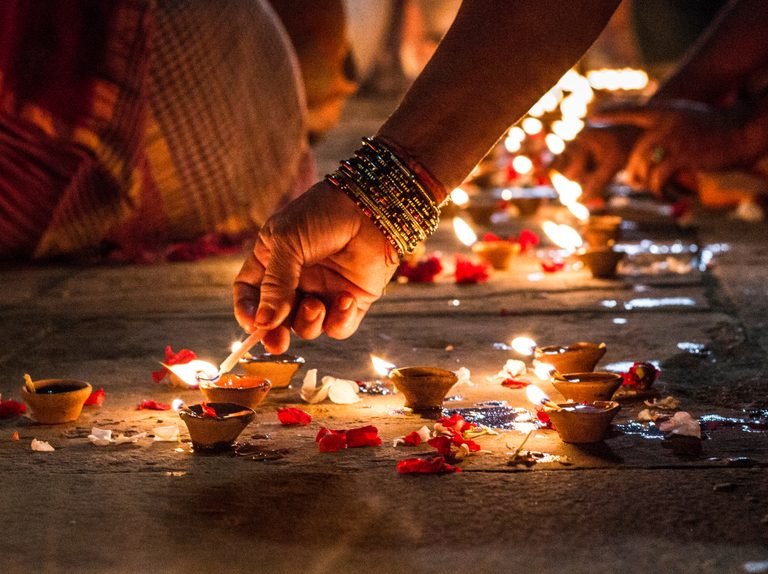 दीवाली पर गणेश-लक्ष्मी की पूजा की सही विधि और मुहूर्त October 19, 2026