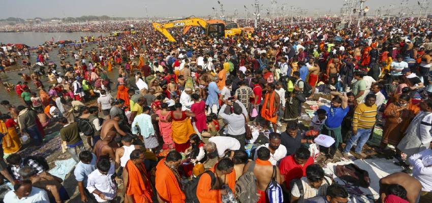 महाकुंभ में आखिरी वीकेंड पर भारी भीड़: योगी सरकार के निर्देशों के बावजूद श्रद्धालु 10 किमी तक पैदल चलने को मजबूर October 19, 2026